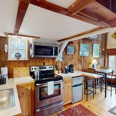 Pond View Cabin-Rustic 2 Bedroom-Sleeps 4