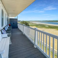 Admiral's Quarter: Cozy 2-bedroom, beachfront condo with stunning sunset view