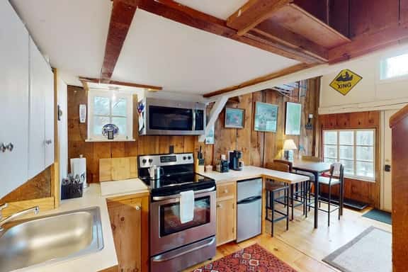 Pond View Cabin-Rustic 2 Bedroom-Sleeps 4 - Image 1