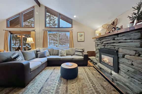Pet-Friendly Dean Hill Chalet: Minutes From Killington Slopes - Image 1