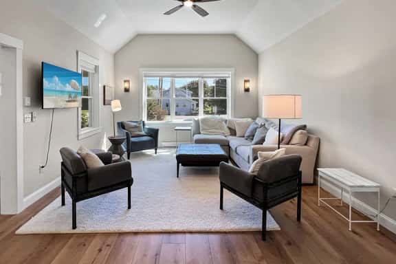 Experience coastal charm at Long Sands: a 3-bedroom York rental, perfect for family vacations! - Image 1