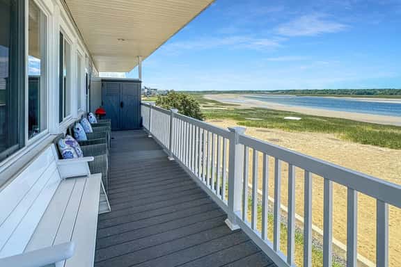 Admiral's Quarter: Cozy 2-bedroom, beachfront condo with stunning sunset view - Image 1