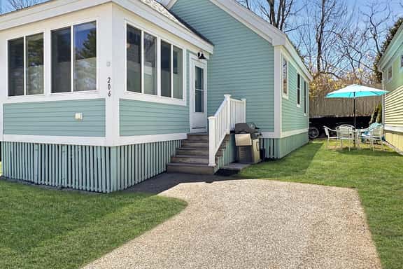 Seaglass Village 206 - Moody Bee - Image 1