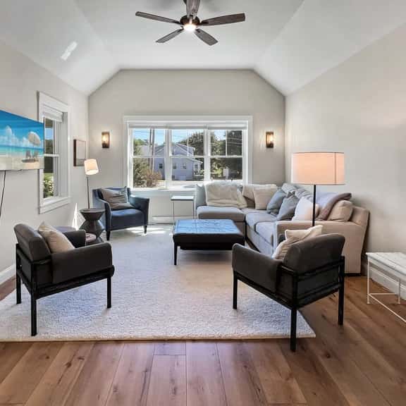 Experience coastal charm at Long Sands: a 3-bedroom York rental, perfect for family vacations! - Image 1