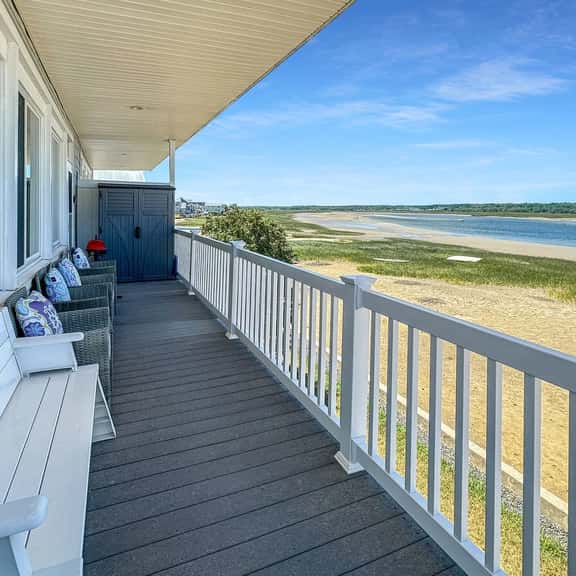 Admiral's Quarter: Cozy 2-bedroom, beachfront condo with stunning sunset view - Image 1