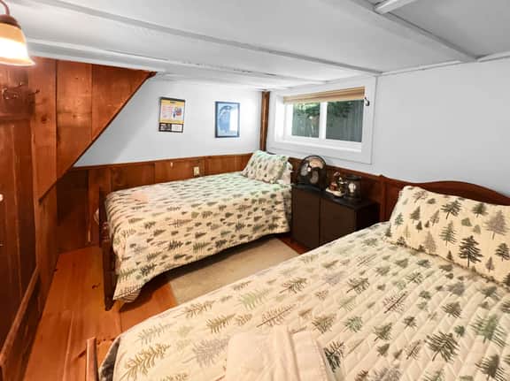 Pond View Cabin-Rustic 2 Bedroom-Sleeps 4