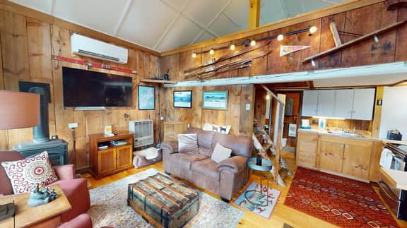 Pond View Cabin-Rustic 2 Bedroom-Sleeps 4
