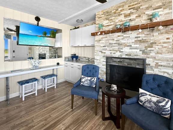 Admiral's Quarter: Cozy 2-bedroom, beachfront condo with stunning sunset view