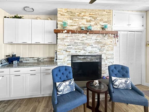 Admiral's Quarter: Cozy 2-bedroom, beachfront condo with stunning sunset view