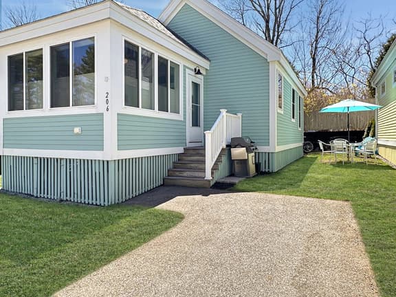 Seaglass Village 206 - Moody Bee